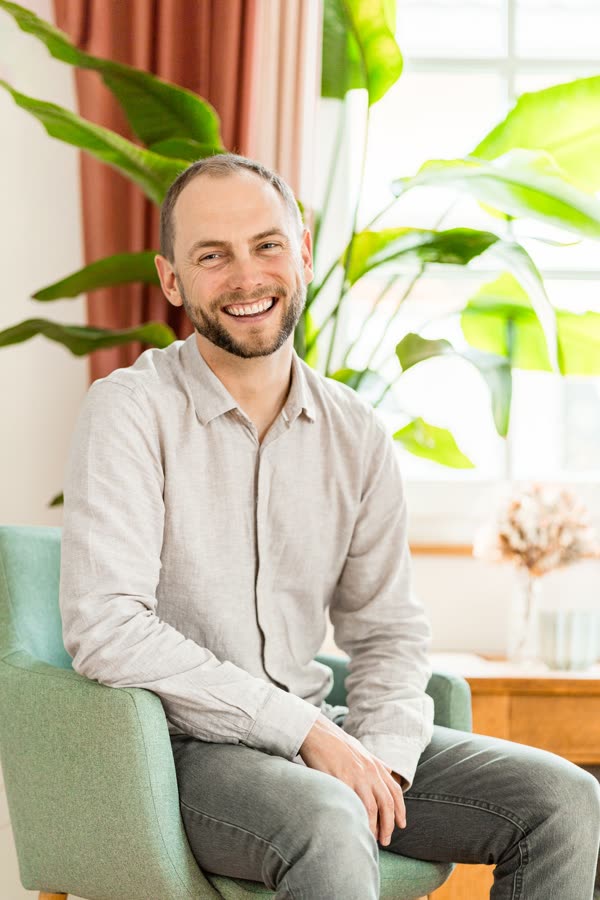 Psychotherapeut Fabian Weindorf in seiner Praxis in Hürtgenwald bei Düren
